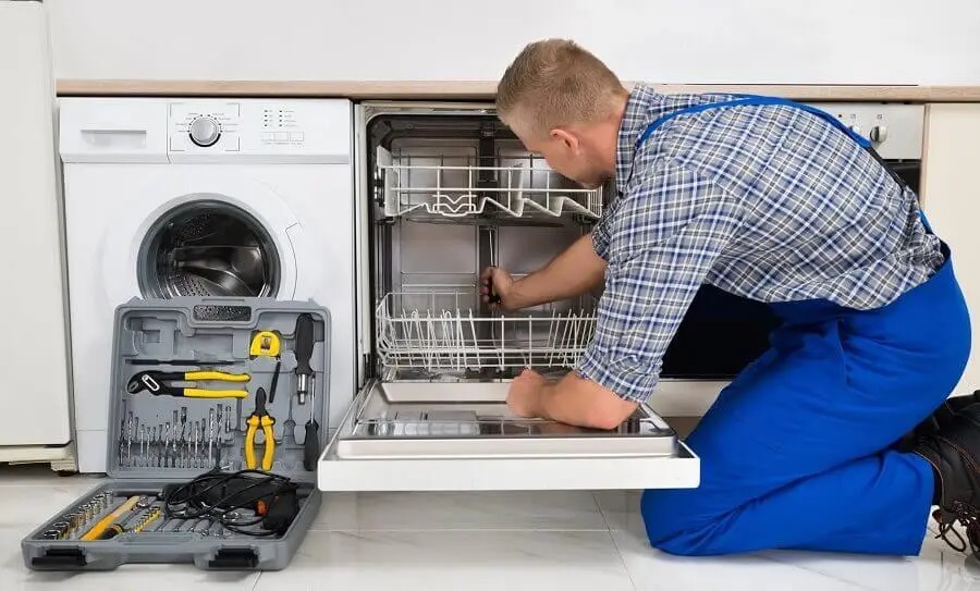 Kızılcahamam Whirlpool servisi teknisyen ekibi beyaz eşya tamiri yaparken